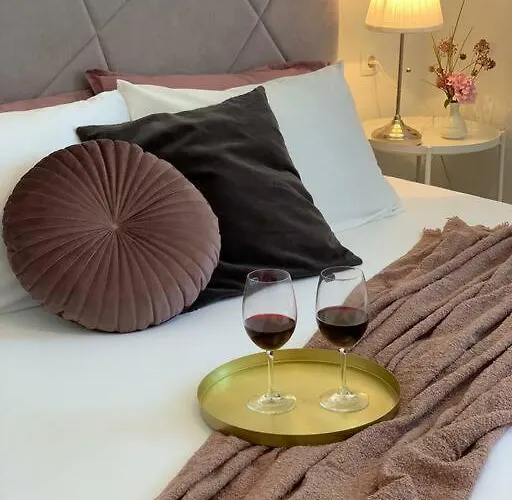 Tina's Sunshine Apartment *